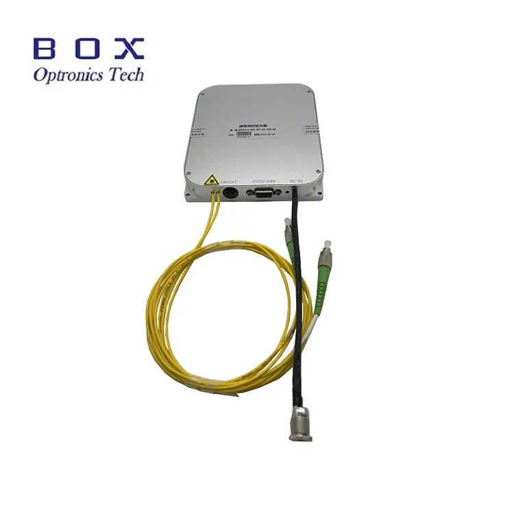 Comment un amplificateur à fibre dopée à l'erbium améliore-t-il les performances de communication optique ?